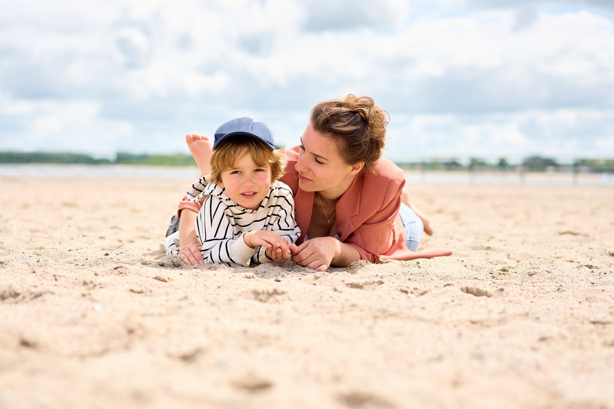 Travemuende Familienurlaub am Strand Mutter mit Kind