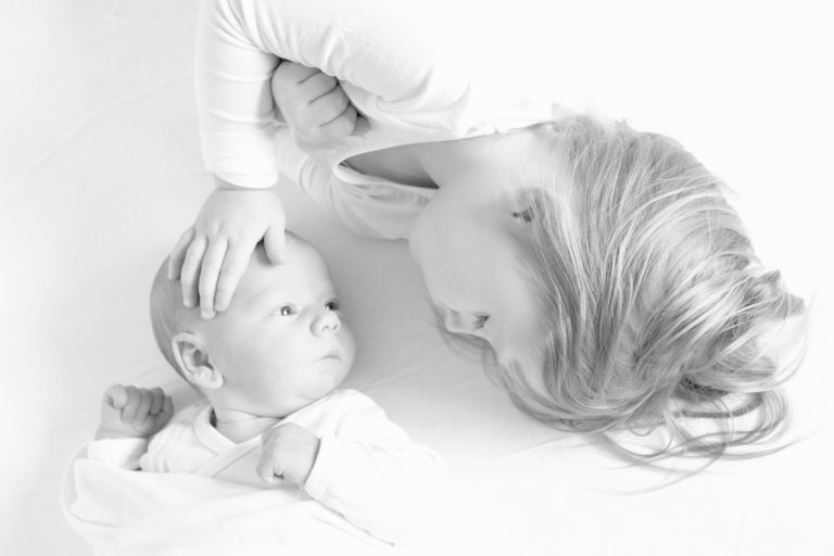neugeborenenshooting hamburg, natürliche babyfotos geschwisterbilder